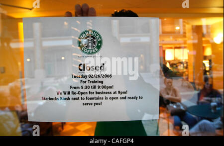 022608 traf Starbucksclose Foto: Lannis Waters/The Palm Beach Post 0049606A [mit Geschichte von Charles Passy)---WEST PALM BEACH---ein Mitarbeiter von Starbucks in CityPlace stellen ein Zeichen kündigt die Abschaltung Dienstagabend und bezieht sich Gönner zum Starbucks Kiosk durch den Brunnen, welche Remaine Stockfoto