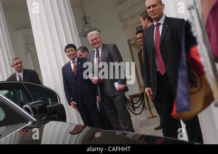 Bundesaußenminister von Germany Frank-Walter Steinmeier (C) teilt einen hellen Moment mit Indonesian Foreign Minister Hassan Wirayuda (C) vor der Abreise des fremden Ministerium Büros in Jakarta am 27. Februar 2008. Steinmeier statt ein bilaterales Treffens, Beziehung zwischen den beiden Ländern zu steigern Stockfoto