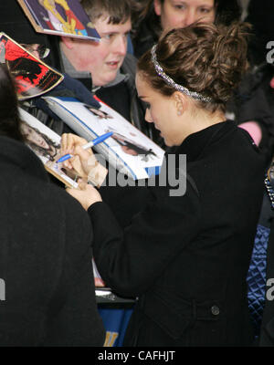 27. Februar 2008 - New York, NY, USA - Schauspielerin NATALIE PORTMAN Autogramme bei ihrem Auftritt in "The Late Show With David Letterman" in der Ed Sullivan Theater statt. (Kredit-Bild: © Nancy Kaszerman/ZUMA Press) Stockfoto