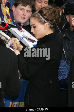 27. Februar 2008 - New York, NY, USA - Schauspielerin NATALIE PORTMAN Autogramme bei ihrem Auftritt in "The Late Show With David Letterman" in der Ed Sullivan Theater statt. (Kredit-Bild: © Nancy Kaszerman/ZUMA Press) Stockfoto