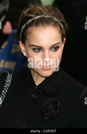 27. Februar 2008 - New York, NY, USA - Schauspielerin NATALIE PORTMAN Autogramme bei ihrem Auftritt in "The Late Show With David Letterman" in der Ed Sullivan Theater statt. (Kredit-Bild: © Nancy Kaszerman/ZUMA Press) Stockfoto