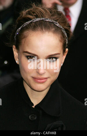 27. Februar 2008 - New York, NY, USA - Schauspielerin NATALIE PORTMAN Autogramme bei ihrem Auftritt in "The Late Show With David Letterman" in der Ed Sullivan Theater statt. (Kredit-Bild: © Nancy Kaszerman/ZUMA Press) Stockfoto