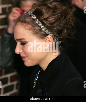 27. Februar 2008 - New York, NY, USA - Schauspielerin NATALIE PORTMAN Autogramme bei ihrem Auftritt in "The Late Show With David Letterman" in der Ed Sullivan Theater statt. (Kredit-Bild: © Nancy Kaszerman/ZUMA Press) Stockfoto