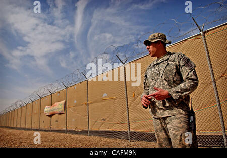 29. Februar 2008 steht - Talil, Irak - erste Lt. LEVI LEWELLYN aus 1. Brigade besondere Truppe Bataillon, vor den Toren des Combat Outpost sechs im Südirak.  Fallschirmjäger von der 82. 1st Brigade Combat Team besetzen drei Vorposten entlang der Autobahn. Der Außenposten haben dazu beigetragen, die Anzahl der Schneiden Stockfoto