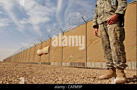 29. Februar 2008 steht - Talil, Irak - erste Lt. LEVI LEWELLYN aus 1. Brigade besondere Truppe Bataillon, vor den Toren des Combat Outpost sechs im Südirak.  Fallschirmjäger von der 82. 1st Brigade Combat Team besetzen drei Vorposten entlang der Autobahn. Der Außenposten haben dazu beigetragen, die Anzahl der Schneiden Stockfoto