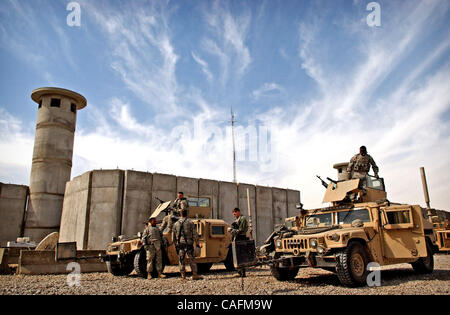 29. Februar 2008 bereiten - Talil, Irak - Fallschirmjäger aus 1. Brigade besondere Truppe Bataillon, gehen Sie auf Patrouille in Combat Outpost sechs im Südirak.  Fallschirmjäger von der 82. 1st Brigade Combat Team besetzen drei Vorposten entlang der Autobahn. Der Außenposten haben dazu beigetragen, die Zahl der Angriffe reduzieren Stockfoto