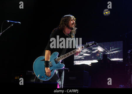 Die Foo Fighters mit Dave Grohl Gesang im Madison Square Garden am 19. Februar 2008 durchführen.  Dave Grohl - Lead Vox und Gitarre (Bart, lange schwarze Haare) Nate Mendel, Taylor Hawkins --Drums - Bass, Chris Shiflett - Gitarre Stockfoto