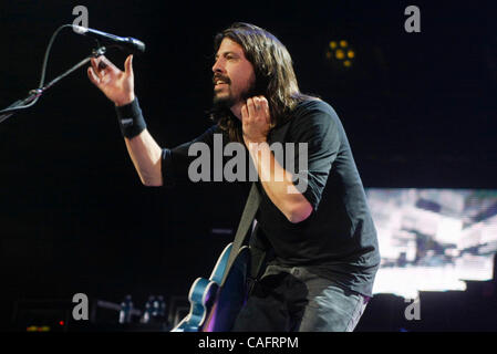 Die Foo Fighters mit Dave Grohl Gesang im Madison Square Garden am 19. Februar 2008 durchführen.  Dave Grohl - Lead Vox und Gitarre (Bart, lange schwarze Haare) Nate Mendel, Taylor Hawkins --Drums - Bass, Chris Shiflett - Gitarre Stockfoto