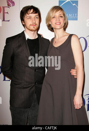 20. Februar 2008 statt - West Hollywood, Kalifornien, USA - Schauspieler JAMES MCAVOY & Frau ANNE-MARIE Ankunft am "Penelope" Los Angeles Premiere bei der Directors Guild of America. (Kredit-Bild: © Lisa O'Connor/ZUMA Press) Stockfoto