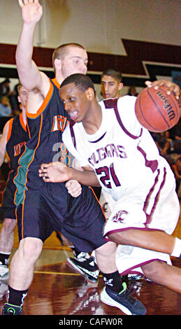 Weston Ranch-Basketball-Spieler James Nunnally fährt vorbei Mesa Verde Chris Hunter während ihrer Sac-Joaquin Abschnitt Playoff-Spiel in Weston Ranch High School am Mittwoch, 20. Februar 2008 in Stockton, Kalifornien (Gina Halferty/San Joaquin Herald) Stockfoto