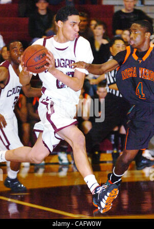 Weston Ranch-Basketball-Spieler Chris Gray fährt vorbei Mesa Verde Antione <cmcq>Newson während ihrer Sac-Joaquin Abschnitt Playoff-Spiel an Weston Ranch High School auf Mittwoch, 20. Februar 2008 in Stockton, Kalifornien (Gina Halferty/San Joaquin Herald)</cmcq> Stockfoto