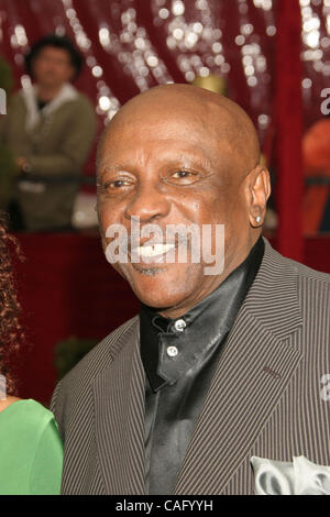 24. Februar 2008 - Hollywood, Kalifornien, USA - die 80. Oscar-Verleihung im Kodak Theatre in Hollywood statt. Die Oscar Ceremony war durch Regen drohen, aber ging ohne eine Anhängevorrichtung. LOU GOSSETT Jr. kommt auf dem roten Teppich. Stockfoto