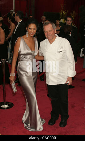 24. Februar 2008 - Hollywood, Kalifornien, USA - GELILA ASSEFA und WOLFGANG PUCK kommt zu den 80. Oscar-Verleihung im Kodak Theatre in Hollywood statt, wurde durch den Regen zu bedrohen. Aber die Oscar-Nacht ging ohne eine Anhängevorrichtung. Stockfoto