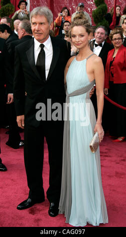 24. Februar 2008 - Hollywood, Kalifornien, USA - HARRISON FORD und CALISTA FLOCKHART bei der 80. Oscar-Verleihung im Kodak Theatre in Hollywood statt. Stockfoto