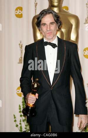 24. Februar 2008 veranstaltete - Hollywood, Kalifornien, USA - DANIEL DAY LEWIS mit seinem Oscar im Presseraum an der 80. Oscar-Verleihung im Kodak Theatre in Hollywood. (Bild Kredit: Stockfoto