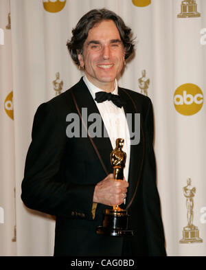 24. Februar 2008 statt - Hollywood, Kalifornien, USA - Schauspieler DANIEL DAY LEWIS mit seinem Oscar im Presseraum an der 80. Oscar-Verleihung im Kodak Theatre in Hollywood.   (Bild Kredit: Stockfoto