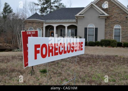 24. Februar 2008 - Kanton, Georgia, USA - ausgeschlossen, bankeigenen Hause in teuren Vorort nördlich von Atlanta. "Die Spitze des Eisbergs jede Woche größer", sagt ein Atlanta Bereich Immobilieninvestor von der wachsenden Zahl der ausgeschlossenen Häuser auf dem Markt. Die Zahlen sind dramatisch Anstieg erwartet Stockfoto