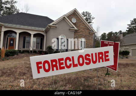 24. Februar 2008 - Kanton, Georgia, USA - ausgeschlossen, bankeigenen Hause in teuren Vorort nördlich von Atlanta. "Die Spitze des Eisbergs jede Woche größer", sagt ein Atlanta Bereich Immobilieninvestor von der wachsenden Zahl der ausgeschlossenen Häuser auf dem Markt. Die Zahlen sind dramatisch Anstieg erwartet Stockfoto