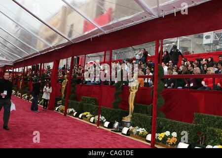 24. Februar 2008 - Los Angeles, Kalifornien, USA - goldene Oscar Statuen säumen den roten Teppich, bevor die Zeremonie beginnt. (Kredit-Bild: © Paul Fenton/ZUMA Press) Stockfoto