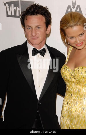 24. Februar 2008; West Hollywood, Kalifornien, USA; Schauspieler SEAN PENN und Model PETRA NEMCOVA bei der 16. jährlichen Elton John Aids Oscar Stiftung Party im Pacific Design Center. Obligatorische Credit: Foto von Vaughn Youtz/ZUMA Press. (©) Copyright 2007 von Vaughn Youtz. Stockfoto