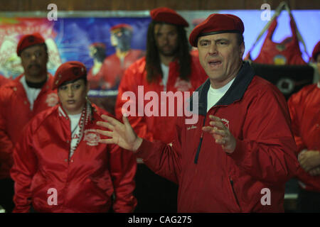 Schutzengel-Gründer Curtis Sliwa, Recht, macht eine leidenschaftliche Rede über die Rolle der öffentlichen Sicherheit Organisation bei der Aufrechterhaltung der Ordnung auf Straßen der Stadt, an Oaklands erste Schutzengel Sponsion, Sonntag, 24. Februar 2008 in Hayward, Kalifornien (D. Ross Cameron/The Oakland Tribune) Stockfoto