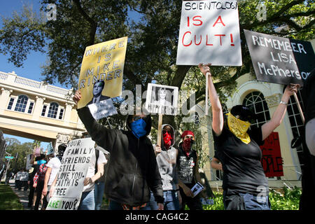 CLEARWATER - Sonntag (10.02.2008) - 4) anonyme Demonstranten gehen Süden Fort Harrison Avenue vor der Scientology Kirche Super Power Neubau am Sonntag in der Innenstadt von Clearwater. Die Gruppe versammelt in Kutscher Park am 11:00 und zerbrach in mehrere Gruppen, Scientology-Gebäude einzupfählen Stockfoto