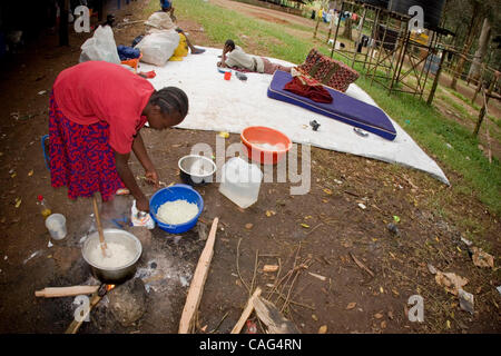 11. Februar 2008 - Nairobi, Kenia - über 8000 IDPs übergeben durch den Transit Punkt des Jamahuri zeigen Garten vom 28. Dezember bis zu seiner zweiten offiziellen Schließung am 12. Februar 2008. Obwohl die offizielle Schließung des Parks blieb Mitglieder von Präsident Mwai Kibaki die, Kikuyu Stamm zurück, preferrin Stockfoto