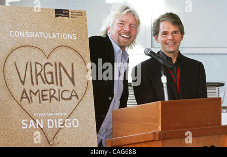 Virgin Airlines Gründer Sir Richard Branson (links) und Virgin America CEO, David Cush(right), verkünden den Start des Dienstes von SFO nach San Diego, Dienstag, 12. Februar 2008. Virgin America kündigte den Start mit einem VIP-Abschied und Band Schneiden am San Francisco International Airport. San Ma Stockfoto
