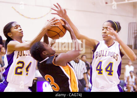 Mittwoch, 13. Februar 2008, dominieren Oakland Tech High School Alexis Calvin (24) und Sha'ran Lowe (44) McClymonds' junior Guard Robnesha Brigham, Zentrum, während ein Heimspiel in Oakland, Kalifornien  Die Bulldogs gewann direkt an der Summer 46-44.  (Alison Yin/Oakland Tribune) Stockfoto