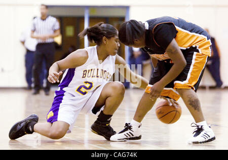 Mittwoch, 13. Februar 2008, Oakland Tech Ymonne Davidson, links, erreicht den Ball aus McClymonds' Teona Hill während eines Liga-Spiels an der Oakland Tech greifen.  Oakland Tech Mädchen Varsity Basketball-Team schlagen die McClymonds Mädchen-Team 46-44 direkt an der Summer.  (Alison Yin/Oakland Tribune) Stockfoto