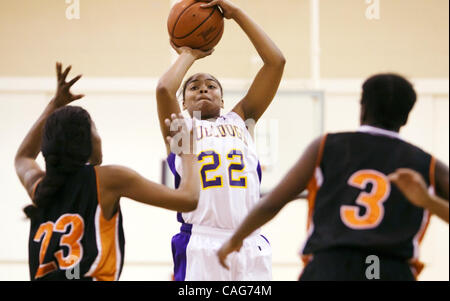 Mittwoch, 13. Februar 2008, macht Oakland Tech Ymonne Davidson einen Schuss gegen die McClymonds Mädchen Varsity Basketball-Team an der Oakland Tech.  Die Bulldogs schlagen die Krieger 46-44 rechts an der Summer zu Hause in Oakland, Kalifornien   (Alison Yin/Oakland Tribune) Stockfoto