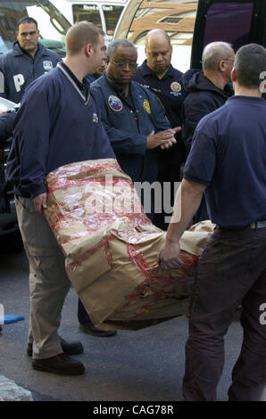 NYPD CSI Offiziere entfernen Beweise aus dem Büro Gebäude von KAthryn Faughy. Kathryn Faughy, ein Upper East Side-Psychologe war heftig in ihrem Büro im East 79th Street vor zwei Nächten durch einen Mann ermordet zwei Taschen gefüllt mit Messer, Seil, Klebeband, Damenbekleidung und Erwachsenen di mitgebracht Stockfoto