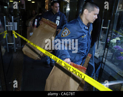 NYPD CSI Offiziere entfernen Beweise aus dem Büro Gebäude von KAthryn Faughy. Kathryn Faughy, ein Upper East Side-Psychologe war heftig in ihrem Büro im East 79th Street vor zwei Nächten durch einen Mann ermordet zwei Taschen gefüllt mit Messer, Seil, Klebeband, Damenbekleidung und Erwachsenen di mitgebracht Stockfoto