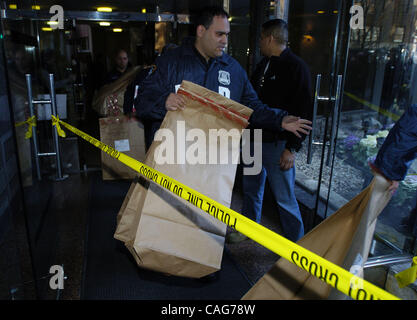 NYPD CSI Offiziere entfernen Beweise aus dem Büro Gebäude von KAthryn Faughy. Kathryn Faughy, ein Upper East Side-Psychologe war heftig in ihrem Büro im East 79th Street vor zwei Nächten durch einen Mann ermordet zwei Taschen gefüllt mit Messer, Seil, Klebeband, Damenbekleidung und Erwachsenen di mitgebracht Stockfoto