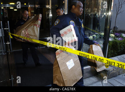 NYPD CSI Offiziere entfernen Beweise aus dem Büro Gebäude von KAthryn Faughy. Kathryn Faughy, ein Upper East Side-Psychologe war heftig in ihrem Büro im East 79th Street vor zwei Nächten durch einen Mann ermordet zwei Taschen gefüllt mit Messer, Seil, Klebeband, Damenbekleidung und Erwachsenen di mitgebracht Stockfoto