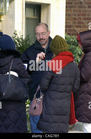 Walter Adam, Ehemann von erschlagenen Psychologin Kathryn Faughy außerhalb seines Gebäudes liegt bei 440 East 79th Street, auf der anderen Straßenseite aus dem Büro, wo Kathryn Faughy erschlagen wurde. Kathryn Faughy, ein Psychologe Upper East Side wurde gewaltsam ermordet in ihrem Büro im East 79th Street von vor zwei Nächten Stockfoto