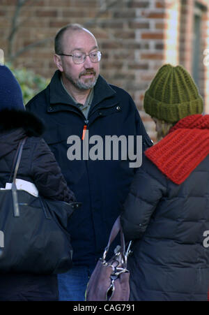 Walter Adam, Ehemann von erschlagenen Psychologin Kathryn Faughy außerhalb seines Gebäudes liegt bei 440 East 79th Street, auf der anderen Straßenseite aus dem Büro, wo Kathryn Faughy erschlagen wurde. Kathryn Faughy, ein Psychologe Upper East Side wurde gewaltsam ermordet in ihrem Büro im East 79th Street von vor zwei Nächten Stockfoto