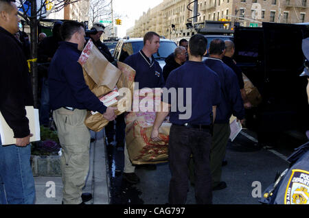 NYPD CSI Offiziere entfernen Beweise aus dem Büro Gebäude von KAthryn Faughy. Kathryn Faughy, ein Upper East Side-Psychologe war heftig in ihrem Büro im East 79th Street vor zwei Nächten durch einen Mann ermordet zwei Taschen gefüllt mit Messer, Seil, Klebeband, Damenbekleidung und Erwachsenen di mitgebracht Stockfoto