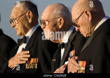 Zollen Sie 16. Februar 2008 - Oceanside, California, USA - Aging Marinekorps Veteranen des zweiten Weltkriegs Kampf um Iwo Jima, von links, FRANKLIN MORAVEC, BOB HANSEN und BROWN CHISAM, für ihre gefallenen Kameraden während 21 Salutschüsse. Die Veteranen markiert den 63. Jahrestag der Schlacht von ich Stockfoto