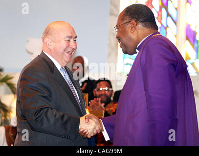 California State University Kanzler Charles Reed, schüttelt links, Hand mit Pastor Bischof Jerry Macklin nach Reed sprach vor Gläubigen als Bestandteil der "CSU Super Sonntag" am Glad Tidings Church of God in Christ Church in Hayward, Kalifornien, auf Sonntag, 17. Februar 2008. Die CSU-System arbeitet mit Stockfoto