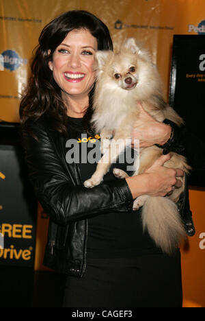 7. Februar 2008 stellt mit einem Welpen zur Förderung des 4. jährlichen Hund Annahme Antrieb im neuen Pedigree Hund Store am TImes Square - New York, NY, USA - Schauspielerin KATE WALSH. (Kredit-Bild: © Nancy Kaszerman/ZUMA Press) Stockfoto