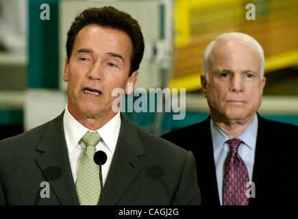 1. Februar 2008 - Los Angeles, CA, USA - Kaliforniens Gouverneur ARNOLD SCHWARZENEGGER billigt offiziell Sen.JOHN McCAIN im republikanischen Rennen um die Präsidentschaftskandidatur auf einer Pressekonferenz am 31. Januar 2008 bei Solar Integrated Technologies in Los Angeles statt.  Foto von Jonathan Alcorn/ZUMA P Stockfoto