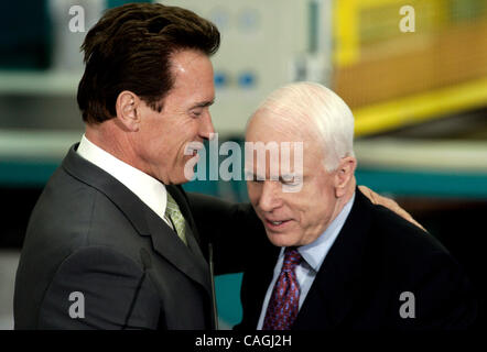 1. Februar 2008 - Los Angeles, CA, USA - Kaliforniens Gouverneur ARNOLD SCHWARZENEGGER billigt offiziell Sen.JOHN McCAIN im republikanischen Rennen um die Präsidentschaftskandidatur auf einer Pressekonferenz am 31. Januar 2008 bei Solar Integrated Technologies in Los Angeles statt.  Foto von Jonathan Alcorn/ZUMA P Stockfoto