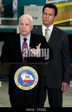 1. Februar 2008 - Los Angeles, CA, USA - Kaliforniens Gouverneur ARNOLD SCHWARZENEGGER billigt offiziell Sen.JOHN McCAIN im republikanischen Rennen um die Präsidentschaftskandidatur auf einer Pressekonferenz am 31. Januar 2008 bei Solar Integrated Technologies in Los Angeles statt.  Foto von Jonathan Alcorn/ZUMA P Stockfoto