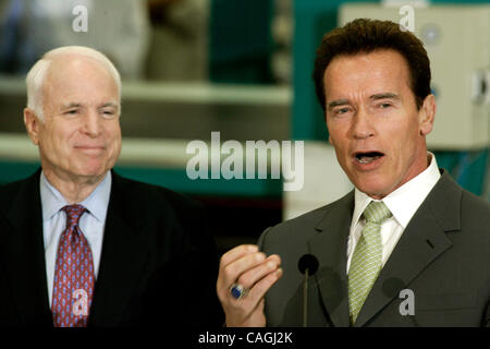 1. Februar 2008 - Los Angeles, CA, USA - Kaliforniens Gouverneur ARNOLD SCHWARZENEGGER billigt offiziell Sen.JOHN McCAIN im republikanischen Rennen um die Präsidentschaftskandidatur auf einer Pressekonferenz am 31. Januar 2008 bei Solar Integrated Technologies in Los Angeles statt.  Foto von Jonathan Alcorn/ZUMA P Stockfoto