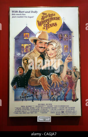 020408 Acc Burtmuseum Foto-12 Mitarbeiter von Gary Coronado/The Palm Beach Post 0048476A mit Geschichte von Leslie Streeter--Jupiter - Filmplakat von "The Best Little Whorehouse in Texas" mit Burt Reynolds und Dolly Parton im Musée Burt Reynolds in Jupiter. Stockfoto