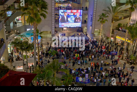 31. Januar 2008 - Hollywood, Kalifornien, USA - Fans, die nicht die CNN teilnehmen konnten / politisch demokratische Debatte im Kodak Theater in Hollywood, CA, sehen Sie einen großen Fernseher vor dem Kodak Theater in Hollywood, CA, Donnerstag, 31. Januar 2008 angezeigt. (Kredit-Bild: © Brian Bär/Sacramento Bee/ZUMA Stockfoto