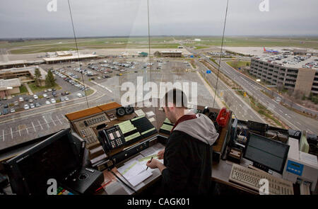 LEDE Fluglotsen Tyler Casper (Cq) steuert die Taxi-Wege aus der 150-Fuß-Kontrollturm Donnerstag, 31. Januar 2008. Ein neues Hotel wird vorgeschlagen, für den Bereich in der Mitte des Rahmens. Das neue Hotel in der Planungsphase für Terminal B am Sacramento International Airport verdeckt eventuell die Ansicht des pl Stockfoto