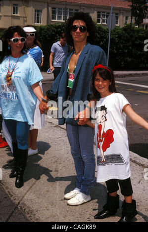 1. Februar 2008 - Hollywood, Kalifornien, US - SOLEIL MOON FRYE mit SONDRA PELUCE Mutter und Bruder MEENO PELUCE an Händen quer durch Amerika IN LOS ANGELES, Kalifornien 25.05.1986. (Kredit-Bild: © Phil Roach/Globe Photos/ZUMAPRESS.com) Stockfoto