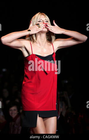 Heidi Klum geht auf Start-und Landebahn am The Heat Wahrheit Red Dress Collection bei Mercedes-Benz Fashion Week Herbst 2008. Deutsch geboren, Heidi Klum ist ein Supermodel, Modedesigner, Fernsehproduzent und Geschäftsfrau. Vor kurzem bekannt für das hosting von Project Runway und Deutschlands Next Topmodel. Heidi Klum se Stockfoto